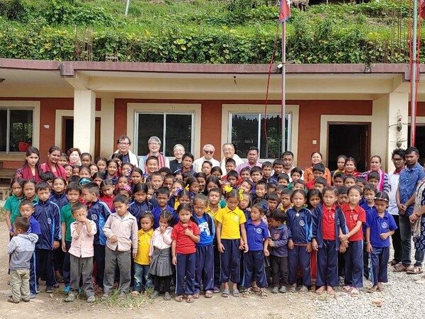 2019년 지진 피해를 입은 뉴어셉틱학교를 재건해준 올마이키즈의 김영욱 신부를 비롯한 후원자들이 건물 준공식에 참석해 아이들과 함께하고 있다. 올마이키즈 제공