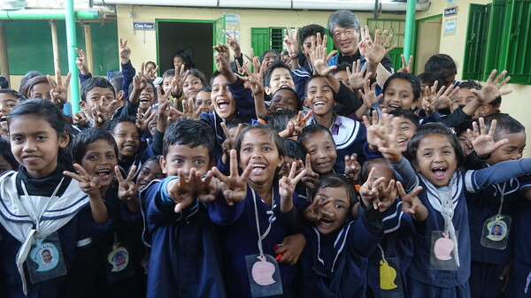 2017년 올마이키즈가 지어준 방글라데시 디나스풀 나자렛학교에서 김영욱 신부와 아이들이 함께하고 있다. 올마이키즈 제공
