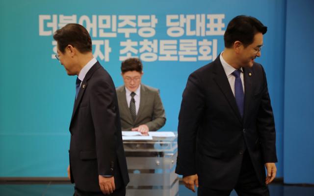 더불어민주당 당대표 후보 이재명(왼쪽) 의원과 박용진 의원이 17일 광주 KBS스튜디오에서 열린 토론회에 앞서 기념촬영을 하고 있다. 광주=뉴스1