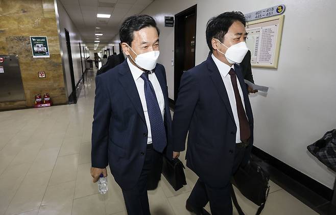 김순호 행안부 경찰국장이 회의실로 이동하고 있다. 김성룡 기자