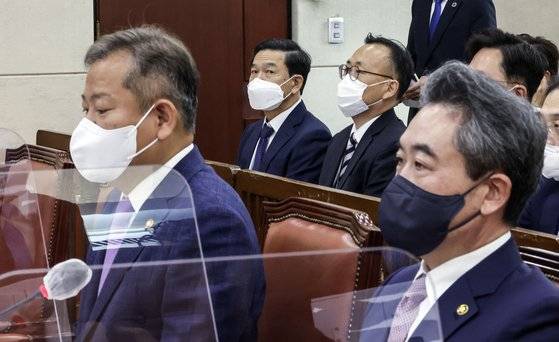 김순호 행안부 경찰국장이 회의 시작을 기다리고 있다. 왼쪽은 이상민 행안부 장관, 오른쪽은 윤희근 경찰청장. 김성룡 기자