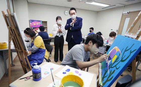 윤석열 대통령이 18일 오후 서울 강남구 역삼동 충현복지관을 방문, 발달장애인 교육생들의 회화 수업을 참관하고 있다. 연합뉴스