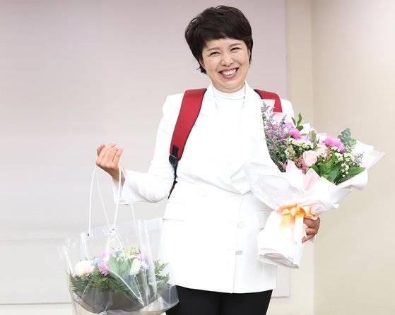새 대통령 홍보수석으로 김은혜 전 국민의힘 의원이 내정됐다. 대통령실은 21일 이를 공식 발표할 예정이다. 사진은 지난 6월, 지방선거 캠프 해단식에서 꽃다발과 가방을 선물 받은 후 웃고 있는 모습. 연합뉴스