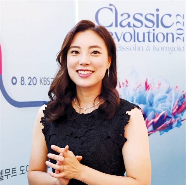 지난 13일 서울 서초동의 한 카페에서 만난 소프라노 황수미가 21일 롯데콘서트홀에서 부를 멘델스존과 코른골트 가곡에 대해 설명하고 있다. /김병언 기자