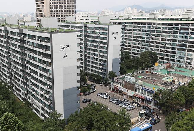 서울 여의도 공작아파트가 지난 17일 열린 서울시 도시계획위원회에서 정비구역으로 지정돼 최고 50층 높이로 재건축이 추진된다. 연합뉴스