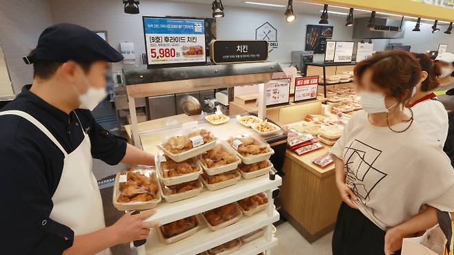 이마트, 1마리 5980원 ‘초저가 치킨’ 시민들이 18일 서울 성동구 이마트 성수점에서 초저가 치킨을 구매하고 있다. 연합뉴스