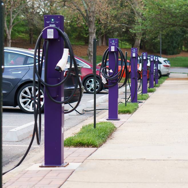 This photo shows multiple electric vehicle chargers that use Atom Power’s solutions in the United States. (SK Inc.)