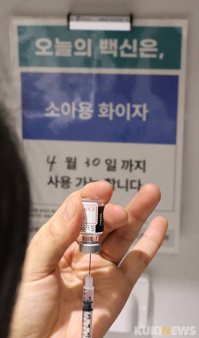 지난 3월31일 만 5∼11세 소아·아동에 대한 화이자 코로나19 백신 접종을 시작한 강서구 미즈메디 병원 소아청소년과에서 의료진이 백신 준비를 하고 있다. 사진공동취재단