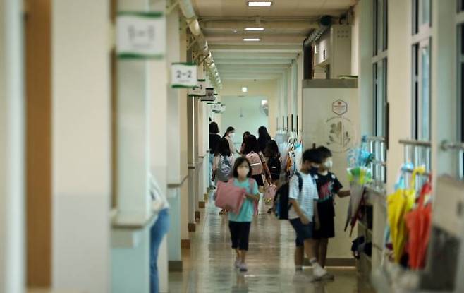 16일 여름방학을 마치고 개학한 충북 청주시 상당구의 한 초등학교에서 학생들이 등교하고 있다. 연합뉴스