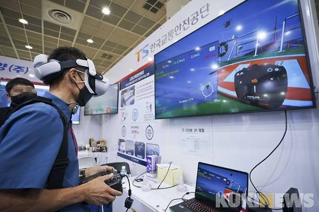 18일 오후 서울 강남구 코엑스에서 열린 '2022 무인이동체산업엑스포'를 찾은 관람객이 VR로 드론 조종 체험을 하고 있다.