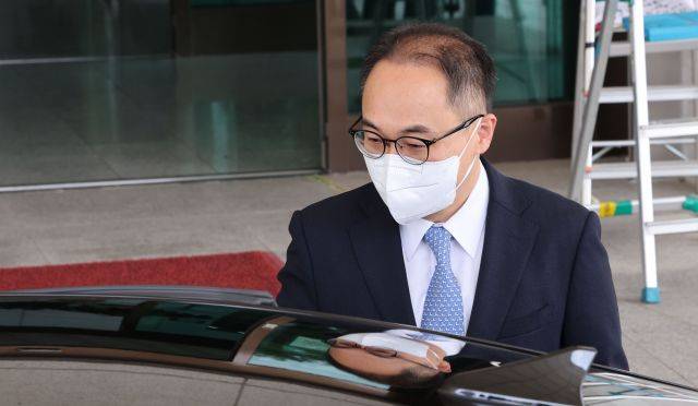 윤석열 대통령이 새 정부 초대 검찰총장으로 지명할 것으로 알려진 이원석 대검 차장검사가 18일 점심식사를 위해 대검 청사를 나서고 있다. 연합뉴스