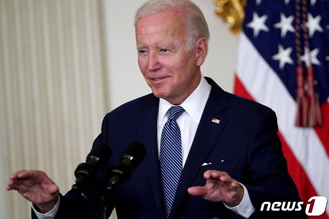 (워싱턴 AFP=뉴스1) 우동명 기자 = 조 바이든 미국 대통령이 16일 (현지시간) 여름 휴가 중 워싱턴 백악관에서 '인플레이션 감축법' 서명식서 "이 법은 내일에 대한 것이며, 미국 가정에 진전과 번영을 가져다줄 수 있는 것에 대한 것"이라고 연설을 하고 있다. ⓒ AFP=뉴스1 Copyright (C) 뉴스1. All rights reserved. 무단 전재 및 재배포 금지.