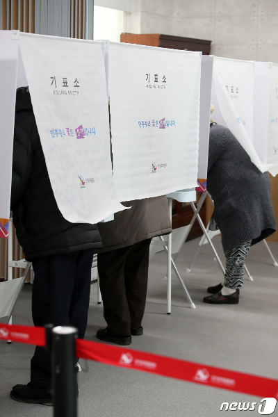 (군위=뉴스1) 공정식 기자 = 대구 군 공항 이전 주민사전투표가 시작된 16일 오전 경북 군위군 군위읍 주민자치센터에 마련된 사전투표소에서 주민들이 투표에 참여하고 있다. 2020.1.16/뉴스1