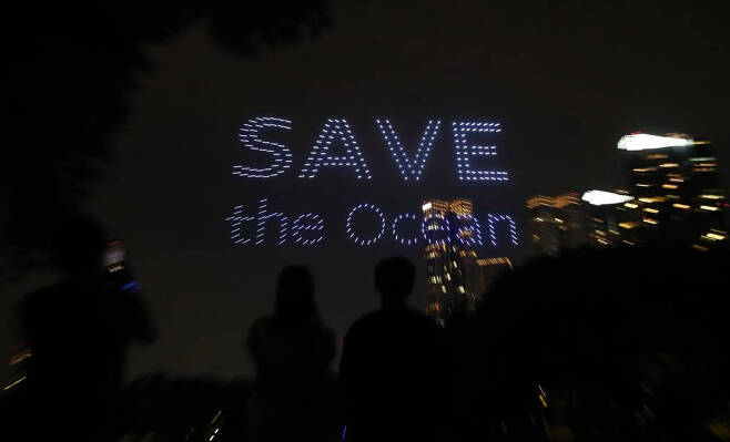 그린피스 주최 '기후위기 해결사 바다를 지키는 해양보호 드론쇼'가 진행된 18일 오후 서울숲공원에서 400여대의 드론이 'SAVE the Ocean'이라는 메시지를 표출하고 있다. / 사진=뉴시스