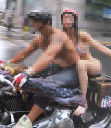 지난달 31일 서울 강남 일대 도로에서 상의를 벗은 채 오토바이를 운전하는 남성과 뒷자리에 비키니 차림으로 앉아있던 여성. 인터넷 커뮤니티 보배드림 캡처