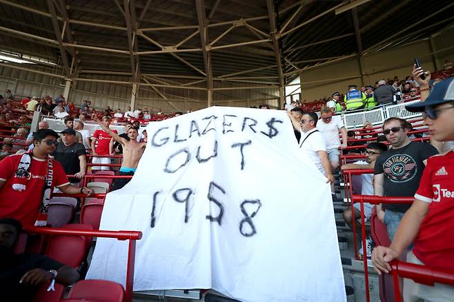 브렌트포드전 ‘글레이저 아웃’을 외치는 맨유 팬들. Getty Images 코리아