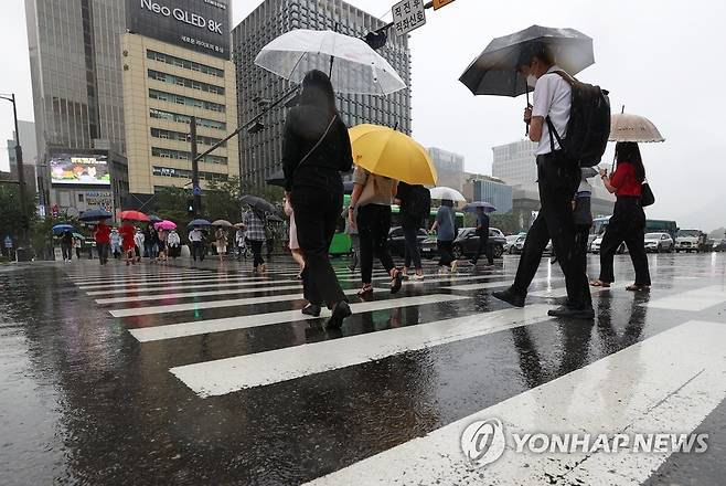 서울 광화문네거리에서 시민들이 우산을 쓴 채 횡단보도를 건너고 있다. [연합뉴스 자료사진]