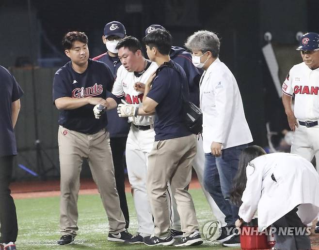 안치홍, 아찔했던 홈 승부 (부산=연합뉴스) 강덕철 기자 = 18일 부산 사직야구장에서 열린 프로야구 kt 위즈와 롯데 자이언츠의 경기. 3회 말 2사 2루에서 롯데 이대호의 안타 때 2루 주자 안치홍이 홈으로 쇄도 중 kt 김준태 글로브에 걸려 넘어져 부축을 받으며 더그아웃을 향하고 있다. 2022.8.18 kangdcc@yna.co.kr