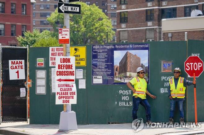 미국 뉴욕시 맨해튼의 건설 노동자들 [AP 연합뉴스 자료사진. 재판매 및 DB 금지]