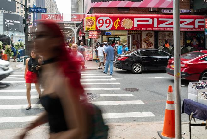 미국 뉴욕시 맨해튼에 위치한 99센트 피자가게 앞에 고객들이 몰려 있다. (사진=AFP 제공)