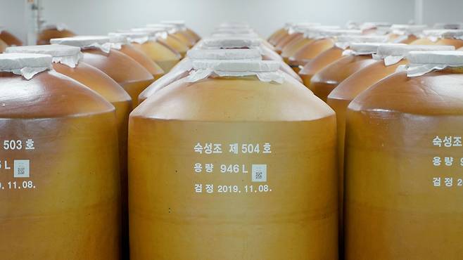 화요 모기업인 '광주요'에서 자체 제작한 옹기에서 술이 숙성되고 있다. /味술관 유튜브