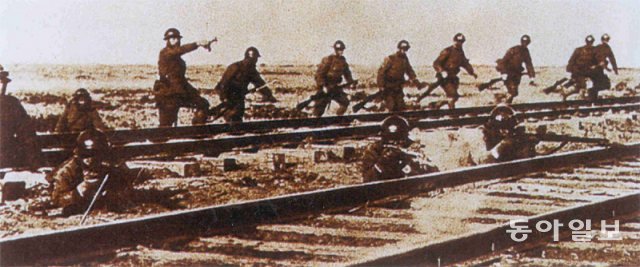 중국 남만주철도에서 군사 행동을 펼치고 있는 일본의 관동군. 관동군은 1931년 9월 18일 선양 부근 류탸오후를 지나던 철로를 폭파한 뒤 이를 중국 소행으로 몰아붙이며 만주 전역에 병력을 진주시켰다. 동아일보DB
