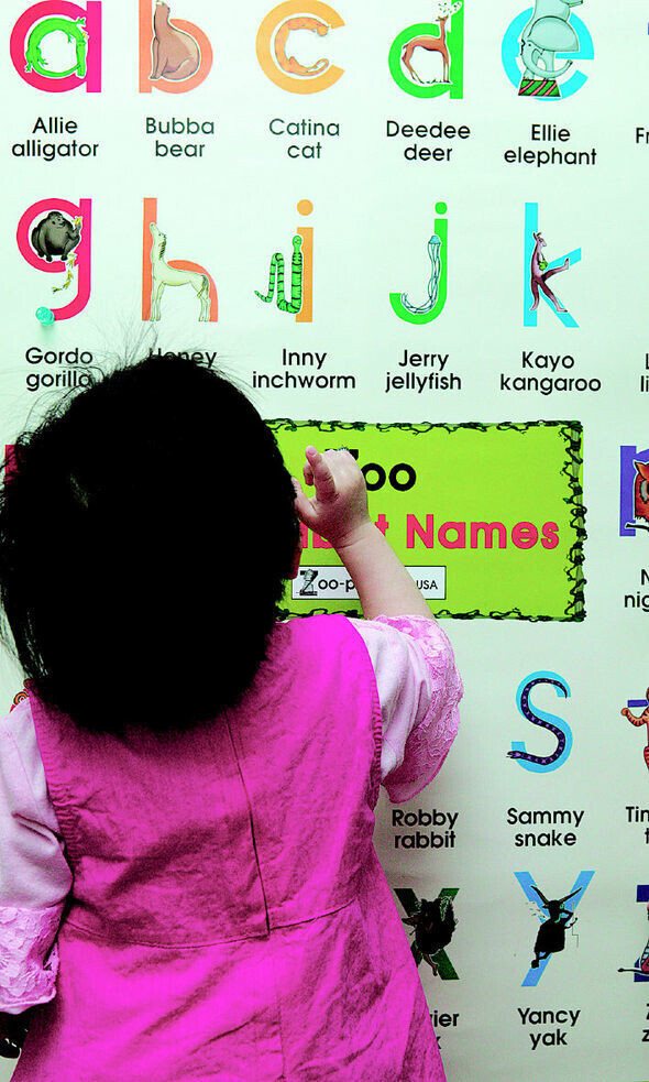 한 어린이가 벽에 걸린 알파벳 그림을 보고 영어 공부를 하고 있다. <한겨레> 자료사진