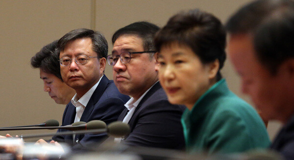 박근혜 대통령이 8월29일 오전 청와대에서 열린 수석비서관회의에서 발언하고 있다. 우병우 민정수석(왼쪽 둘째)이 대통령을 바라보고 있다. 청와대사진기자단