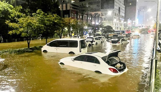 지난 8일 시간당 100mm가 넘는 폭우로 차량이 물에 잠긴 서울 강남역 사거리 교대 방향 도로. [뉴스1]