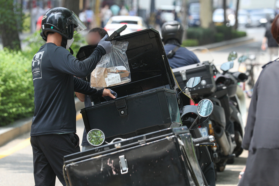 A delivery rider delivers food in Seoul. [NEWS1]