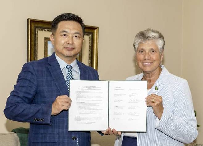 미국 메리우드대 Mary Persico(오른쪽) 총장과 David Kang 대외부총장이 대구과학대와의 글로벌 복수학위제 협약서를 들고 기념촬영을 하고 있다. (대구과학대 제공) 2022.08.19