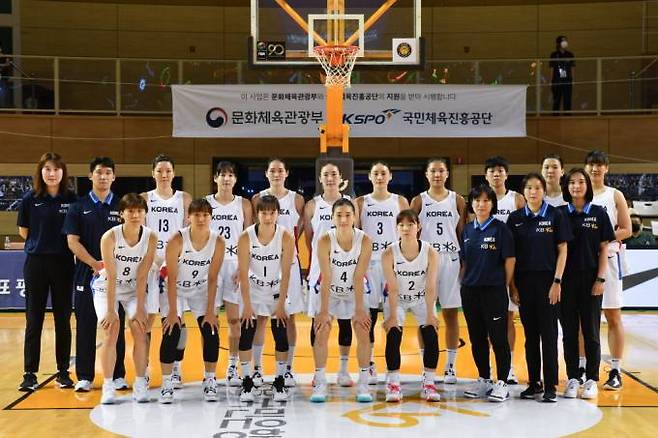 단체 사진을 찍은 한국 여자농구 대표팀.   대한민국농구협회(KBA)