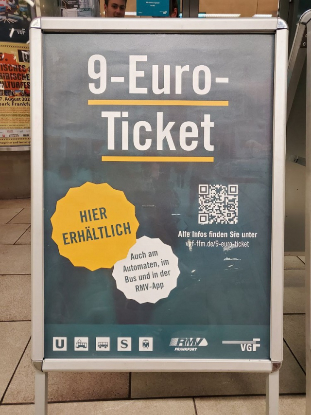 ▲독일 기차역에서 찍은 9유로 티켓 사진. 지난 6월부터 독일에서 단돈 9유로(약 1만2000원)면 한 달간 독일 전역의 버스와 기차를 무제한 이용할 수 있는 티켓을 판매하기 시작했다. ⓒ임성희