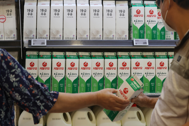 8일 서울의 한 대형마트에서 소비자들이 유제품을 보고 있는 모습. 연합뉴스