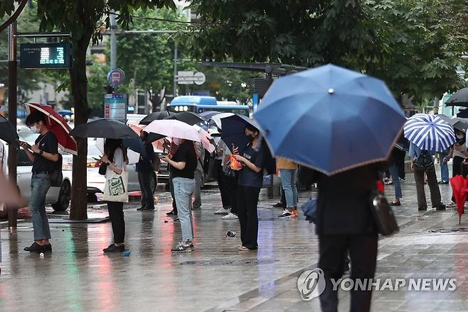 우산 쓰고 퇴근 (서울=연합뉴스) 신현우 기자 = 비가 내린 19일 오후 서울 강남역 인근에서 시민들이 우산을 쓴 채 버스를 기다리고 있다. 2022.8.19 nowwego@yna.co.kr