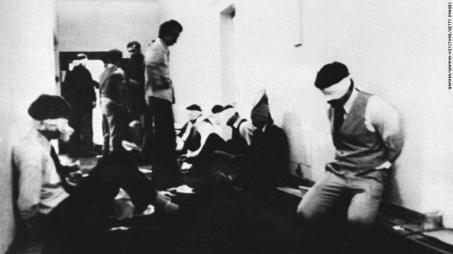 1980년 이란주재 미국대사관을 점거하고 외교관들을 인질로 잡은 이란 대학생들. 위키피디아