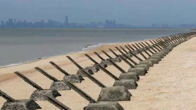 중국군의 전차 상륙을 저지하기 위해 설치된 대만 진먼다오의 장애물. 멀리 희미하게 보이는 도시가 중국의 샤먼(하문)시다. AFP연합뉴스