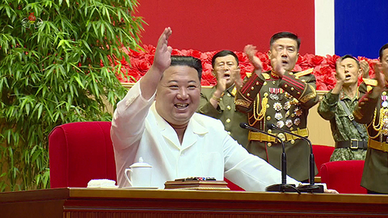 김정은 북한 국무위원장이 지난 18일 코로나 방역에 투입된 군인들을 격려하고 있다. [뉴시스]