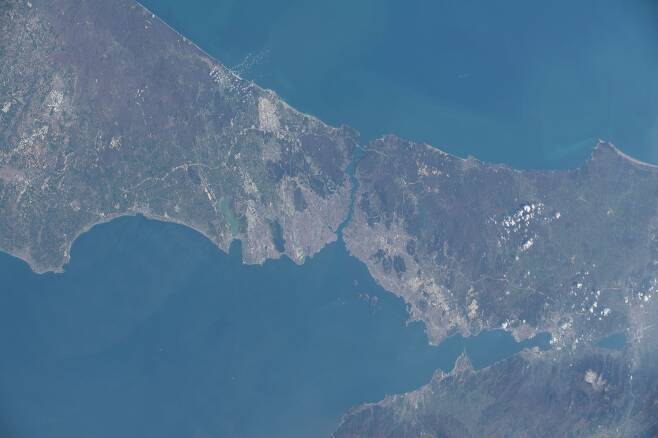 우주에서 본 보스포루스해협 2020년 4월 20일 국제우주정거장(ISS)에서 촬영한 이 사진의 가운데에 보스포루스해협이 보인다. 아시아와 유럽을 가르는 이 해협에서 가장 좁은 곳의 폭은 700ｍ에 불과하다. 위쪽이 흑해, 아래쪽이 마르마라해다. [미국항공우주국(NASA) 제공·재판매 및 DB 금지]