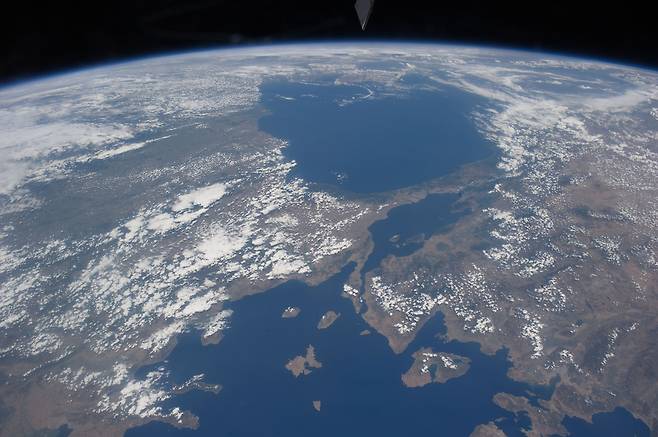 우주에서 바라본 흑해와 에게해 2011년 7월 22일 국제우주정거장(ISS)에서 촬영한 이 사진 위쪽에 북해, 아래쪽에 에게해가 보인다. 가운데 호수처럼 보이는 것이 마르마라해다. 흑해에서 마르마라해로 이어지는 보스포루스해협은 너무 좁아 사진에서 식별이 어려울 정도다. 아래쪽 갈리폴리반도와 튀르키예 본토 사이 좁은 바다가 마르마라해와 에게해를 연결하는 다르다넬스해협이다. [미국항공우주국(NASA) 제공·재판매 및 DB 금지]
