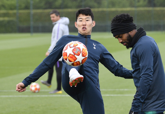 Tottenham Hotspur's Son Heung-min, left, attend a training session in London, Britain on April 29, 2019. [EPA/YONHAP]