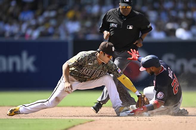 샌디에이고 파드리스 김하성이 22일(한국시각) 펫코파크에서 열린 워싱턴 내셔널스전 8회초 수비때 2루타를 친 키버트 루이스를 태그하고 있다. AFP연합뉴스