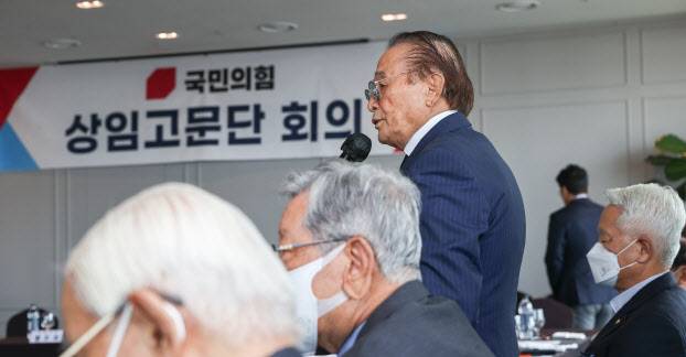 신영균 국민의힘 상임고문단 회장이 23일 서울 여의도 한 식당에서 열린 상임고문단 회의에서 인사말을 하고 있다.(사진=국회사진기자단 제공)