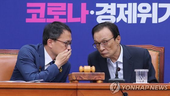 더불어민주당 이해찬 전 대표(왼쪽)와 박주민 전 최고위원이 지난 2020년 7월 6일 최고위원회의에서 대화하고 있다. 연합뉴스