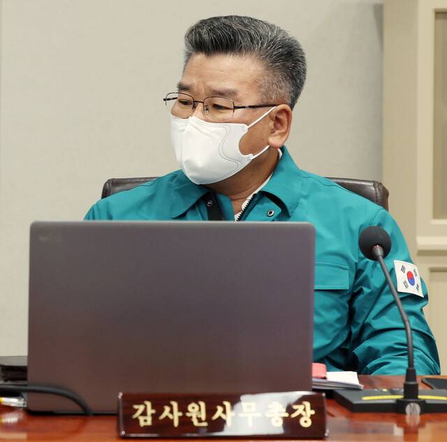 유병호 감사원 사무총장이 지난 22일 오전 서울 용산 대통령실 청사에서 열린 을지 국무회의에 참석하고 있다. 대통령실사진기자단