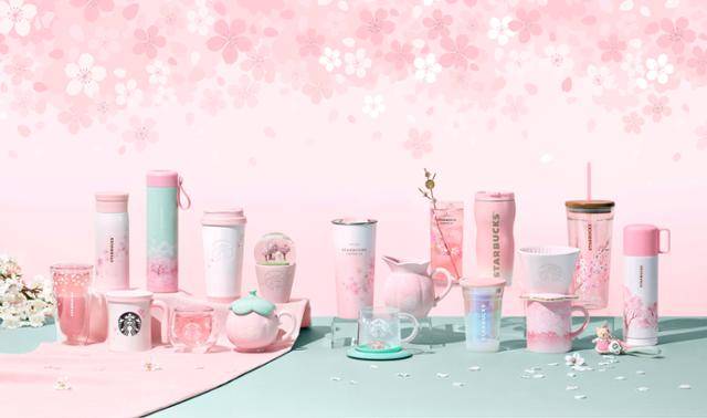 연수씨가 스타벅스 인하우스 디자이너로 재직하던 시절에 만든 '벚꽃 에디션' 상품들. 규모가 꽤 큰 프로젝트였으나 막내 디자이너인 연수씨가 총괄을 맡았다. 이연 제공