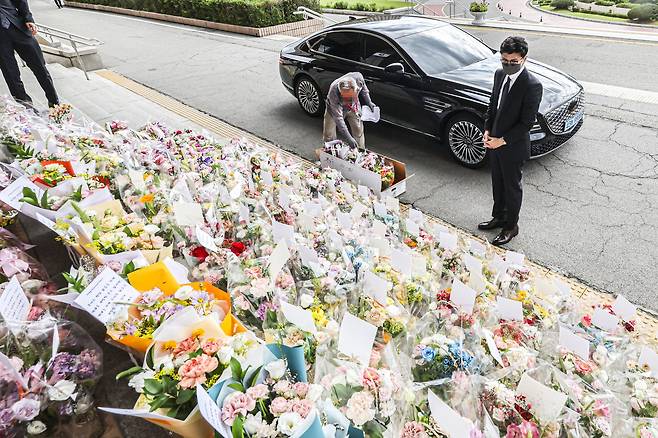 한동훈 법무부 장관이 취임 100일을 맞은 24일 오전 정부과천청사 내 법무부로 출근하며 지지자들이 보낸 축하 화환을 바라보고 있다. 연합뉴스