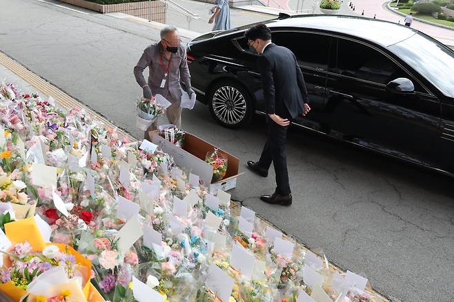 한동훈 장관이 축하 화환을 배달하는 배달원에게 인사하고 있다. 연합뉴스