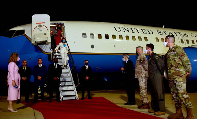 낸시 펠로시 미국 하원의장이 8월3일 경기도 오산 미국 공군기지에 도착했다. ⓒ주한 미국대사관 트위터 갈무리