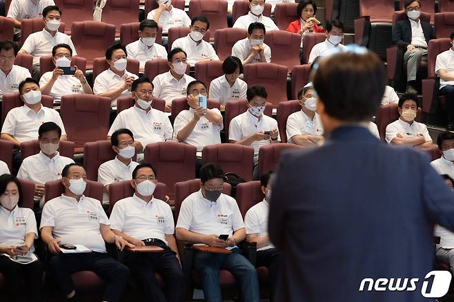 국민의힘 의원들이 25일 오후 충남 천안시 동남구 재능교육연수원에서 열린 2022 국민의힘 연찬회에서 주제 강연을 경청하고 있다. 2022.8.25/뉴스1 ⓒ News1 이재명 기자